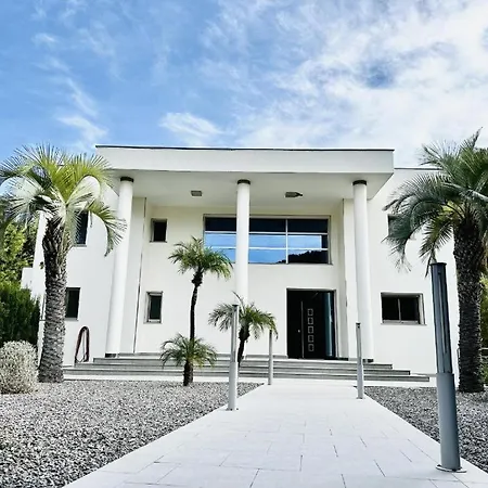 Exclusive Private Paradise On The Waterfront *